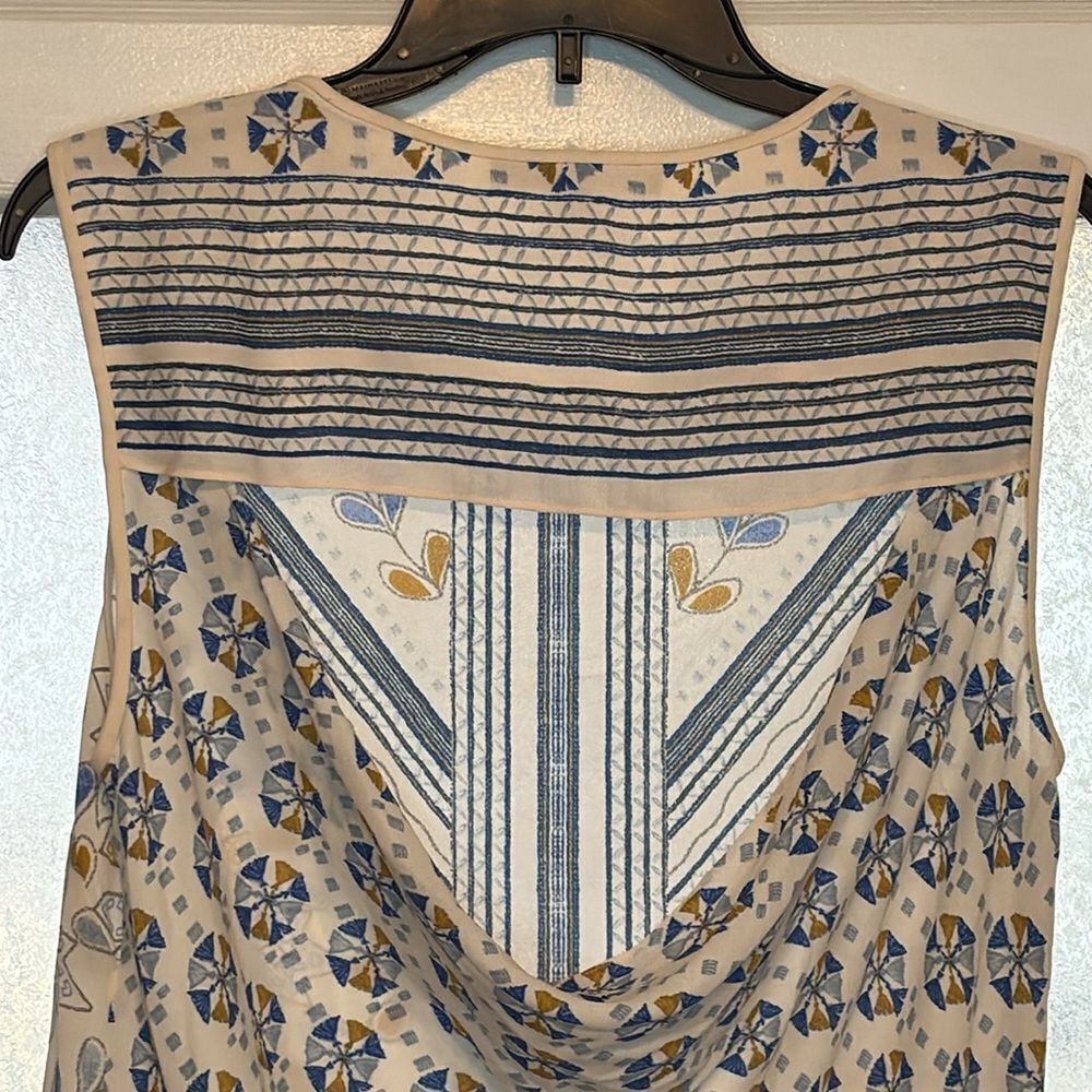 BCBG MaxAZRIA Women’s Light cream sleeveless patterned blouse cut out back med - Picture 6 of 6